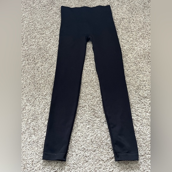 ❌SPANX Classic Black Leggings❌ NOT FOR SALE - Picture 2 of 4